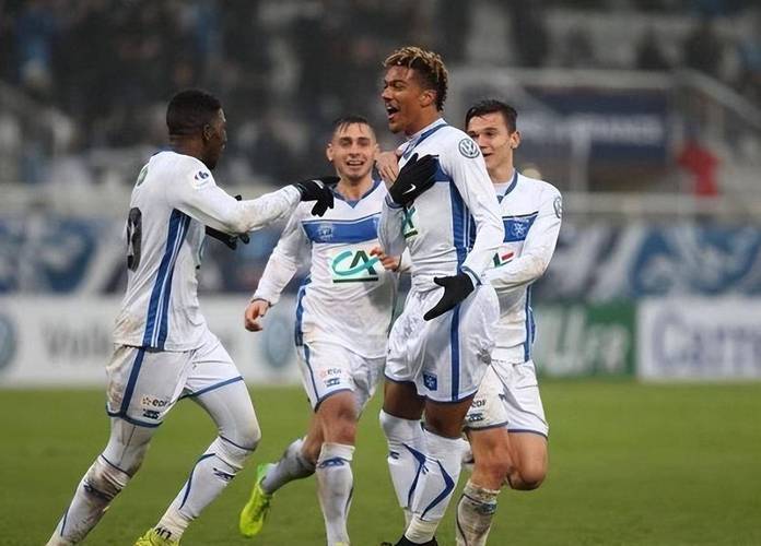 九游体育：法甲巴黎FC的转会策略与球队重建的简单介绍