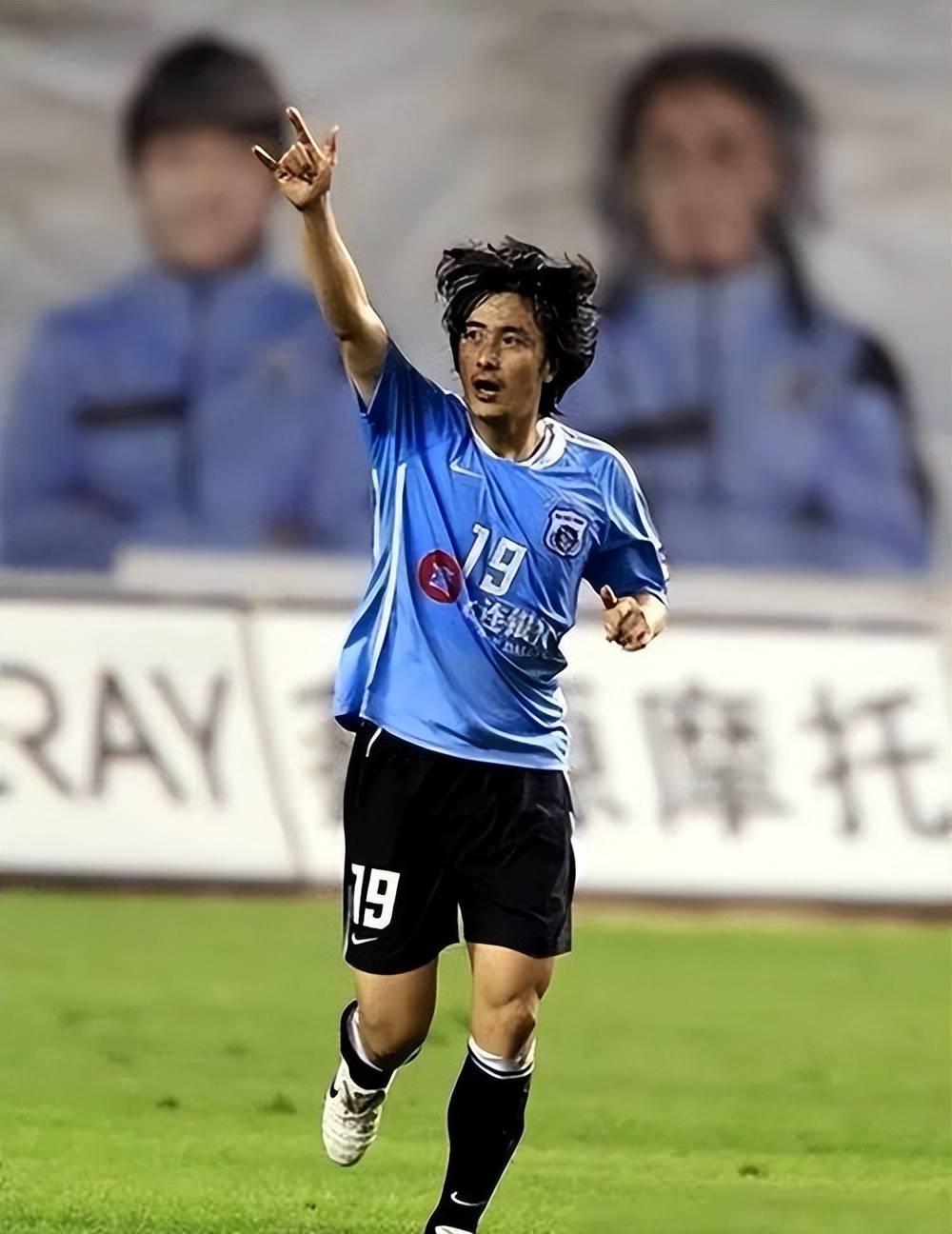 九游体育:冯潇霆：分享经验，帮助年轻球员成长，为中国足球贡献力量的简单介绍