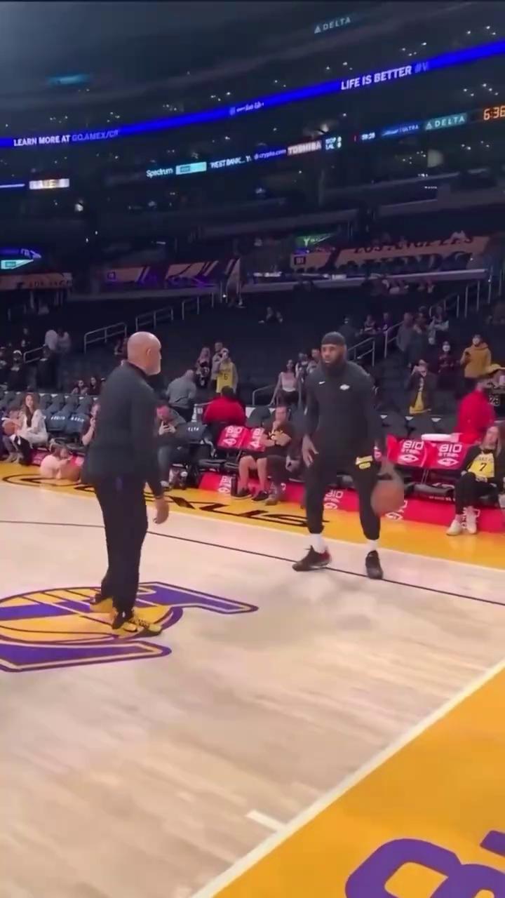 九游体育:湖人队训练视频:詹姆斯苦练投篮,状态火热的简单介绍 九游体育:湖人队训练视频:詹姆斯苦练投篮,状态火热的简单介绍