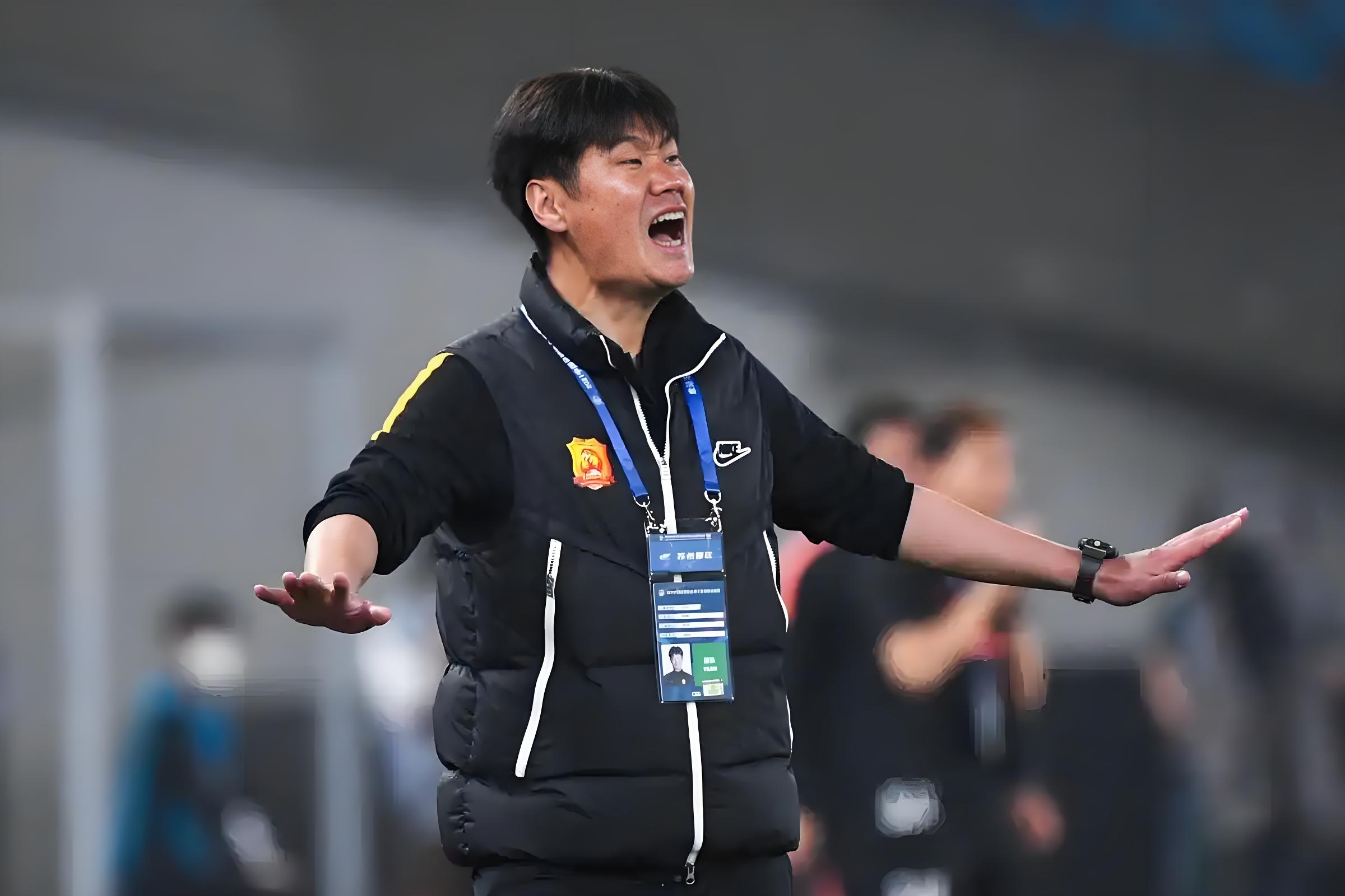 包含九游体育：中国足球明星球员李强退役仪式，泪洒全场的词条