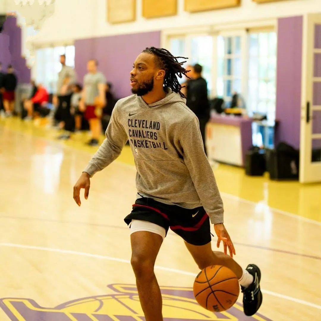 包含九游体育：篮球主题的绘画创作比赛：用画笔描绘篮球的激情与活力的词条